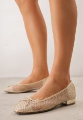 Beżowe Balerinki ze Skórzaną Wkładką Siateczkową Cholewką Kokardą i Cyrkoniami Dorixa. Brązowe baleriny damskie Renee, bez wzorów, z jeansu, casualowe, bez obcasa. Za 59.99 zł.