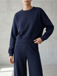 Krótka bluza crewneck - granatowy. Niebieskie bluzy sportowe damskie Sinsay, l, bez wzorów, bez kaptura. Za 49.99 zł.
