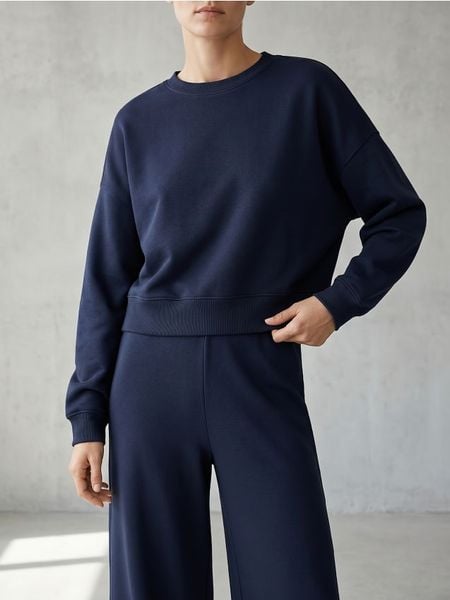Krótka bluza crewneck - granatowy. Niebieskie bluzy damskie Sinsay, l, bez wzorów, bez kaptura. Za 49.99 zł.