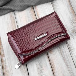 Portfel damski skórzany lakierowany z tłoczeniem croco burgundowy SP-24-CBGD. Czerwone portfele damskie Paolo Peruzzi, bez wzorów, z lakierowanej skóry. Za 109.00 zł.