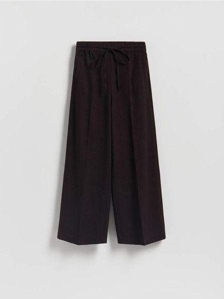 Szerokie spodnie z kantem - burgundowy. Czerwone spodnie materiałowe damskie Reserved, l, bez wzorów, z tkaniny. Za 129.99 zł.