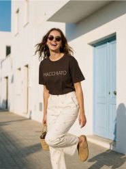 Bawełniana koszulka z haftowanym napisem "Macchiato" - brązowy. Brązowe t-shirty damskie Sinsay, l, bez wzorów, z bawełny, bez kołnierzyka. Za 29.99 zł.