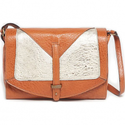 Skórzana torebka w kolorze karmelowo-złotym - 24,5 x 17 x 8 cm. Brązowe torby na ramię damskie Abaco. W wyprzedaży za 935.95 zł.