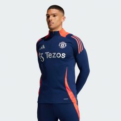 Bluza Manchester United Tiro 24 Training. Czerwone bluzy męskie Adidas, xl, bez wzorów, z materiału, bez kaptura. W wyprzedaży za 280.60 zł.