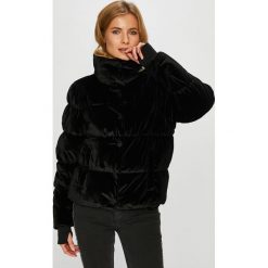Guess Jeans - Kurtka Akane. Czarne kurtki damskie Guess Jeans, l, bez wzorów, z elastanu, krótkie, bez kaptura. W wyprzedaży za 639.90 zł.