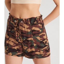 Wzorzyste szorty z wiskozy - Khaki. Brązowe szorty damskie marki Cropp, bez wzorów, z wiskozy. Za 59.99 zł.