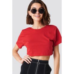 NA-KD Basic Krótki T-shirt z odkrytymi plecami - Red. T-shirty damskie marki NA-KD Basic. W wyprzedaży za 22.40 zł.