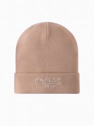 Czapka męska dzianinowa beanie z haftowanym napisem – piaskowa V6. Czapki i kapelusze męskie Ombre Clothing, bez wzorów, z dzianiny, eleganckie. Za 129.99 zł.