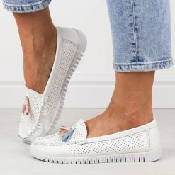 Białe skórzane mokasyny damskie Jezzi 5372. Białe mokasyny damskie Jezzi, ze skóry, eleganckie. Za 199.00 zł.