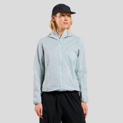 Kurtka damska ODLO Jacket hardshell ESSENTIAL 2.5L WATERPROOF. Niebieskie kurtki damskie Odlo, l, bez wzorów, z hardshellu, bez kaptura. Za 829.99 zł.