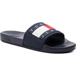 Klapki TOMMY JEANS - Flag Pool Slide EN0EN00474 Black Iris 431. Klapki damskie marki Tommy Jeans. Za 229.00 zł.