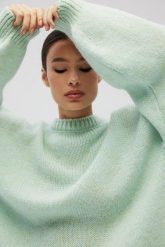 Sweter oversize z bufiastymi rękawami w kolorze FROSTY MINT - RIVERO. Zielone swetry damskie Marsala, na lato, bez wzorów, z wełny, bez kołnierzyka, bez ramiączek, bez kaptura. Za 249.90 zł.