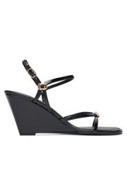 Guess Sandały FLTDVV PAF04 Czarny. Czarne sandały damskie Guess, z aplikacjami, ze skóry, bez obcasa, na koturnie, bez zapięcia. Za 494.99 zł.