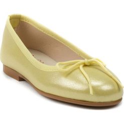 Skórzane baleriny w kolorze żółtym. Baleriny dziewczęce Abril Kids. W wyprzedaży za 119.95 zł.