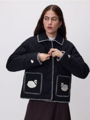 Kurtka z kontrastowym wykończeniem - czarny. Czarne kurtki damskie Reserved, l, bez wzorów, z tkaniny, bez kaptura. Za 259.99 zł.