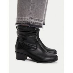 Botki Go Soft. Czarne botki damskie GO SOFT, bez obcasa, na słupku, bez zapięcia. Za 259.99 zł.