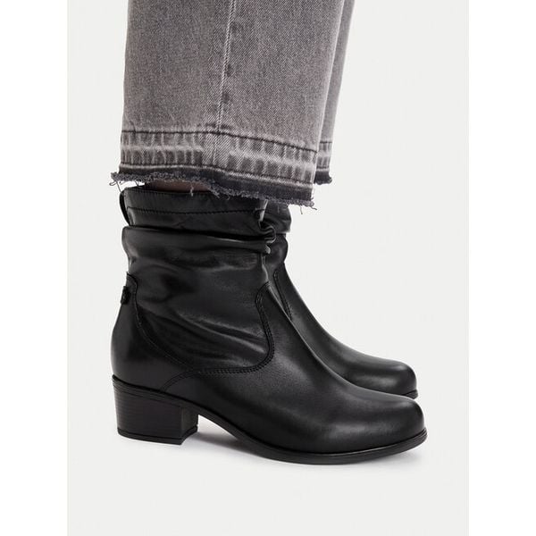 Botki Go Soft. Czarne botki damskie GO SOFT, bez obcasa, na słupku, bez zapięcia. Za 259.99 zł.