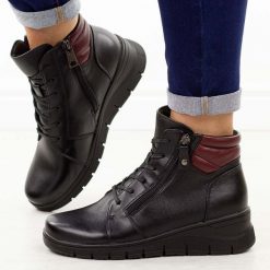 Czarne skórzane botki damskie na koturnie Vinceza 39963. Czarne botki damskie VINCEZA, na jesień, z jeansu, eleganckie, z okrągłym noskiem, bez obcasa, na koturnie, bez zapięcia. Za 299.00 zł.