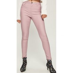 Spodnie slim fit z połyskiem - Różowy. Spodnie materiałowe damskie marki Sinsay. W wyprzedaży za 39.99 zł.