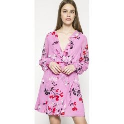 Vero Moda - Sukienka Hallie. Sukienki damskie marki Vero Moda. W wyprzedaży za 119.90 zł.