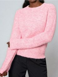 Sweter o grubym splocie z domieszką wełny - różowy. Czerwone swetry damskie Sinsay, l, bez wzorów, z wełny, bez kołnierzyka, bez ramiączek, bez kaptura. Za 59.99 zł.