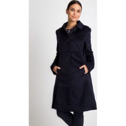 Klasyczny granatowy płaszcz z kołnierzem QUIOSQUE. Niebieskie płaszcze damskie QUIOSQUE, z tkaniny, eleganckie. W wyprzedaży za 349.99 zł.