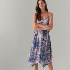 Asymetryczna sukienka z motywem tie-dye - Brązowy. Brązowe sukienki damskie marki Mohito, bez wzorów, z asymetrycznym kołnierzem, bez ramiączek. Za 129.99 zł.