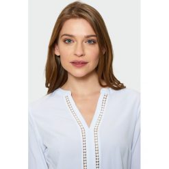 Biała bluzka z dekoracyjną mereżką. Bluzki damskie Greenpoint. Za 49.99 zł.