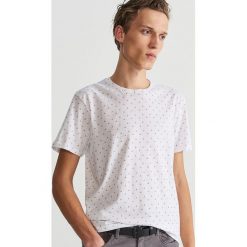 T-shirt z mikroprintem - Biały. T-shirty męskie marki Reserved. Za 39.99 zł.