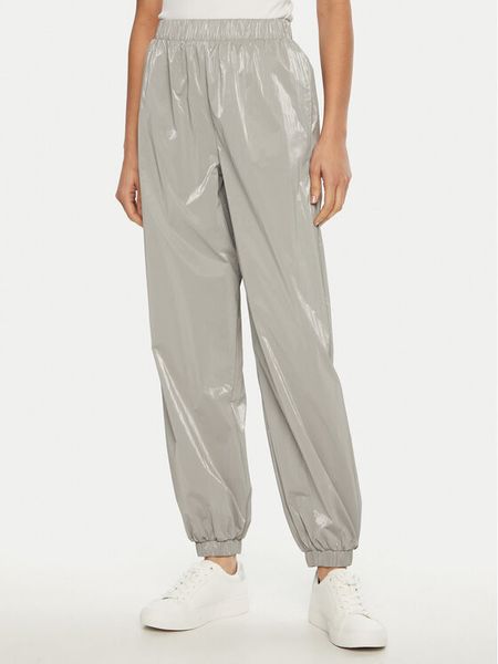 Guess Spodnie dresowe V5RB09 WGUJ0 Szary Regular Fit. Szare spodnie dresowe damskie Guess, xl, z aplikacjami, z dresówki. Za 269.99 zł.