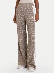 Guess Spodnie dresowe V5BB15 K1990 Brązowy Relaxed Fit. Brązowe spodnie dresowe damskie Guess, s, z aplikacjami, z dresówki. Za 419.99 zł.