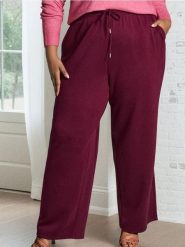 Spodnie wide leg z domieszką wiskozy Plus Size - bordowy. Czerwone spodnie materiałowe damskie Sinsay, plus size, bez wzorów, z wiskozy. Za 59.99 zł.