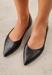 Czarne Balerinki ze Szpiczastymi Noskami w Eleganckim Stylu Lagenaria. Czarne baleriny damskie Renee, bez wzorów, z jeansu, eleganckie, bez obcasa. Za 59.99 zł.