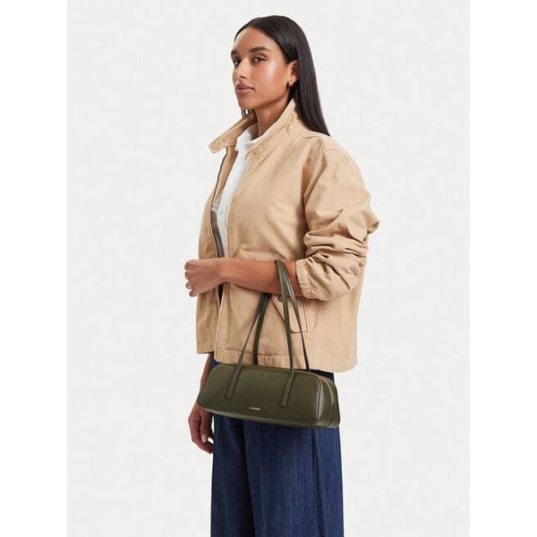 Torebka Calvin Klein. Zielone torebki do ręki damskie Calvin Klein, bez wzorów, klasyczne, bez dodatków. Za 489.99 zł.