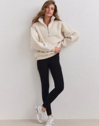 Damskie legginsy ocieplane z kieszeniami czarne. Czarne legginsy damskie Aim'n, s, bez wzorów, z elastanu, z podwyższonym stanem, długie, na fitness i siłownię. Za 390.00 zł.