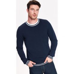 SWETER MĘSKI Z GŁADKIEJ DZIANINY Z KONTRASTOWYM DEKOLTEM. Swetry przez głowę męskie TOP SECRET. W wyprzedaży za 39.99 zł.