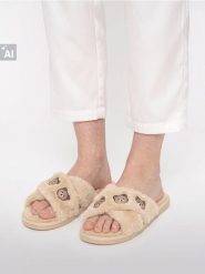 Pluszowe kapcie z haftem w misie - brązowy. Brązowe kapcie damskie Sinsay, bez wzorów. Za 25.99 zł.