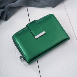 Portfel damski skórzany lakierowany mały zielony z RFID SP-26-GR. Zielone portfele damskie bez wzorów, z lakierowanej skóry. Za 99.00 zł.