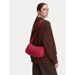 Torebka Tommy Jeans. Czerwone torebki do ręki damskie Tommy Jeans, bez wzorów, z jeansu, klasyczne, bez dodatków. Za 249.99 zł.