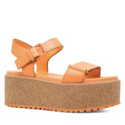 Sandały Lasocki. Brązowe klapki damskie Lasocki, bez wzorów, bez obcasa, na płaskiej podeszwie, bez zapięcia. Za 269.99 zł.