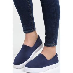 Granatowe Slip On Arda. Trampki i tenisówki damskie marki bonprix. Za 29.99 zł.