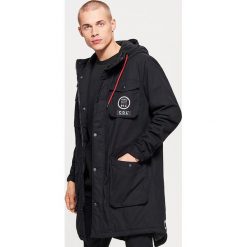 Zimowy płaszcz z kapturem - Czarny. Czarne płaszcze męskie Cropp, na zimę. Za 269.99 zł.