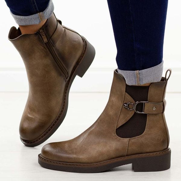 Brązowe płaskie botki damskie M.Daszyński sa252-7. Brązowe botki damskie M.Daszyński, na jesień, ze skóry, eleganckie, z okrągłym noskiem, bez obcasa, na obcasie, bez zapięcia. Za 229.00 zł.