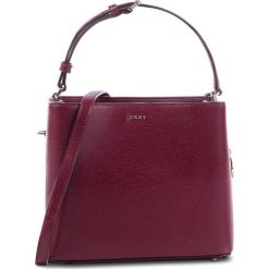 Torebka DKNY - R83J3619 Blood Red XOD. Czerwone torebki do ręki damskie DKNY, ze skóry. Za 849.00 zł.