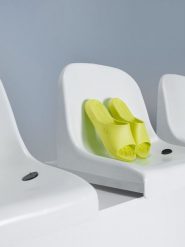 4F Klapki dziecięce - limonkowe 32. Buty sportowe dziewczęce 4f, bez wzorów, bez zapięcia, do pływania. Za 49.99 zł.