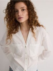 Koszula w pasy - biały. Białe koszule damskie Reserved, l, bez wzorów, z tkaniny, bez kołnierzyka, bez ramiączek. W wyprzedaży za 39.99 zł.