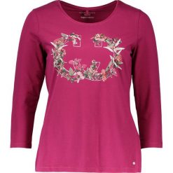 Koszulka w kolorze różowym ze wzorem. T-shirty damskie marki Gerry Weber. W wyprzedaży za 64.95 zł.