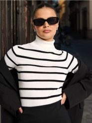 Sweter z golfem - wielobarwny. Swetry damskie Sinsay, l, bez wzorów, bez kołnierzyka, bez ramiączek, bez kaptura. Za 39.99 zł.