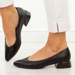 Czarne czółenka damskie na obcasie Vinceza 62280. Czarne czółenka damskie VINCEZA, bez wzorów, ze skóry, eleganckie, bez obcasa, na obcasie, bez zapięcia. W wyprzedaży za 148.72 zł.