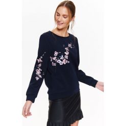 BLUZA DAMSKA Z KWIATOWYM HAFTEM. Czarne bluzy damskie TOP SECRET, na lato, bez wzorów, z dzianiny, bez kaptura. W wyprzedaży za 39.99 zł.